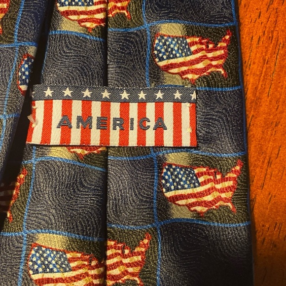 Patriotic Men’s Neck Tie with US silhouette American Flag Design - Picture 3 of 8